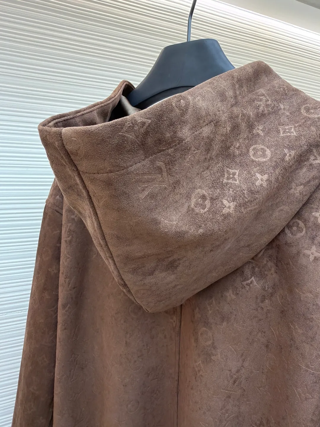 LOUIS VUITTON all-over printed hooded jacket ●Original version: 46000 purchased and developed ●Item number: 1682362-C10 ●Fabric: cotton fabric ●Technology: Fleece production ●Color: brown ●Version: fitted version ●Weight: about 1245 grams ●Size: S-M-L-XL ●Description: This Louis Vuitton brown hooded jacket is made of high-end imitation suede fabric, which is treated with frosting to form a fine suede texture. It is soft to the touch and has a natural matte luster. The surface of the fabric is embossed to present the brand's classic presbyopia pattern. The embossing depth is even, and the pattern outline is clear and not easy to fall off. The body is opened and closed with a two-way metal zipper, and the zipper pull is a brand-customized gold-plated style that has been treated with antioxidants to prevent fading. The hood is three-dimensionally cut, and is lined with breathable lining inside to improve wearing comfort; the cuffs and hem are edged with high-elastic ribs, and the ribs and body fabric are sewn with double-needle stitching for high firmness. The overall shape is a loose shoulder design, and the cut pieces have been adjusted through many trials. The splicing between the shoulders and the body uses a buried clip process to make the lines smooth and reduce wearing friction. Every detail has been strictly quality controlled to take into account both design and practicality. The overall wiring is straight and delicate, the fabric is comfortable and soft, and the color is consistent without color difference. It can be matched with the same style to create a fashionable look and control various occasions. Customized accessories, complete with three standards, same style for men and women!
